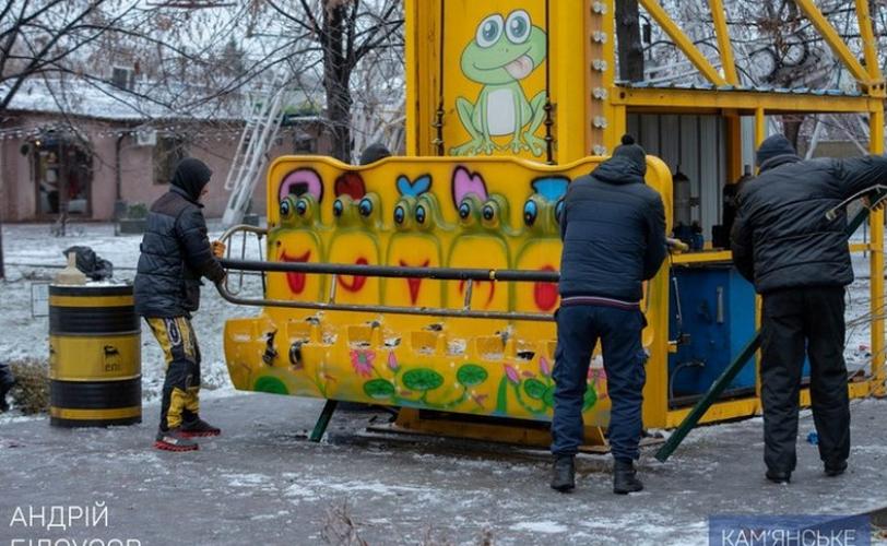 В парку Кам’янського демонтували дитячі атракціони