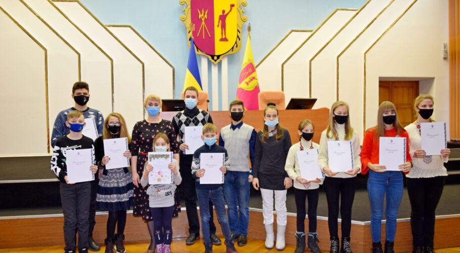 У Кам’янському діти-сироти та діти, позбавлені батьківського піклування отримали цінні подарунки