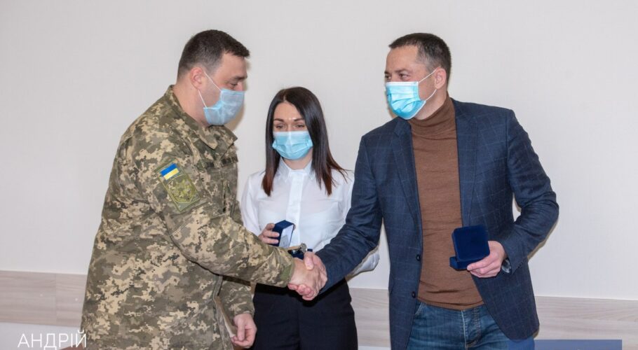 Мэр Каменского вручил награды военным и волонтерам