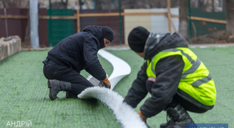 В Каменском продолжается строительство многофункциональных стадионов