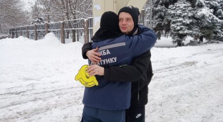 День обіймів – «блукаюче свято», рекомендують відзначити сьогодні рятувальники Кам’янського