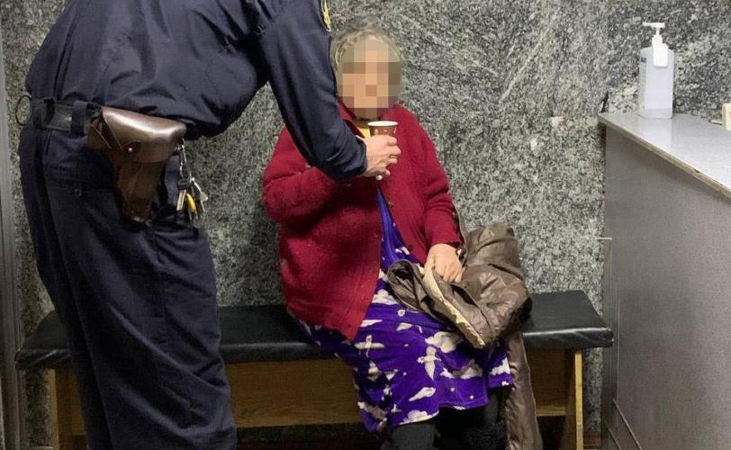 Поліцейські Кам’янського повернули додому двох бабусь, які загубились