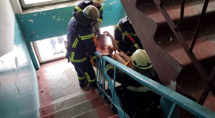 Як рятувальники Кам’янського допомогали постраждалому від вибуху чоловіку в квартирі на Матросова (фото, відео)