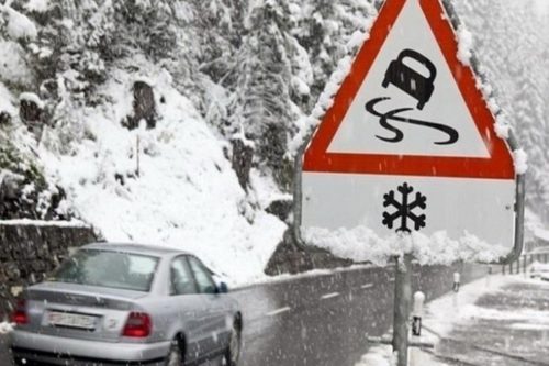 Водіям Дніпропетровщини нагадали правила руху зимовою дорогою