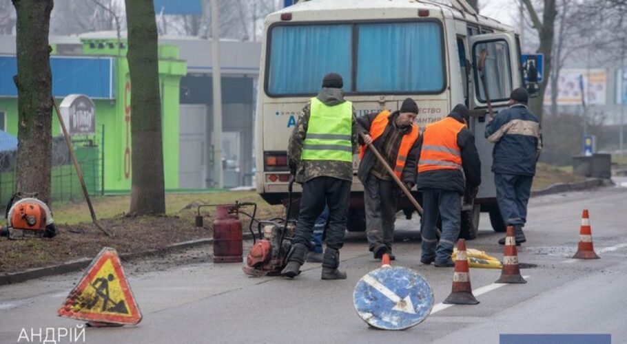 У Кам’янському прибирають вулиці і латають ями