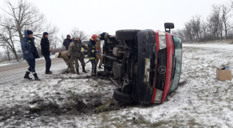 На Дніпропетровщині 6 надзвичайників рятували автівку