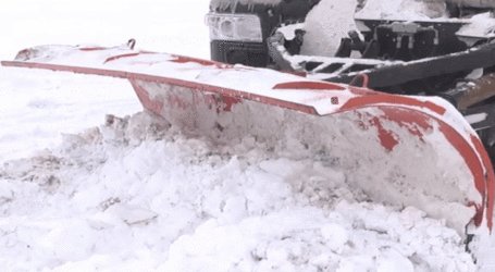 Понад 100 машин розчищають дороги Дніпропетровщини від снігу