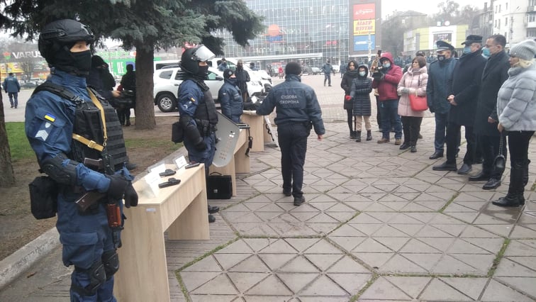 Як мешканці Кам’янського матеріально допомагають правоохоронним органам