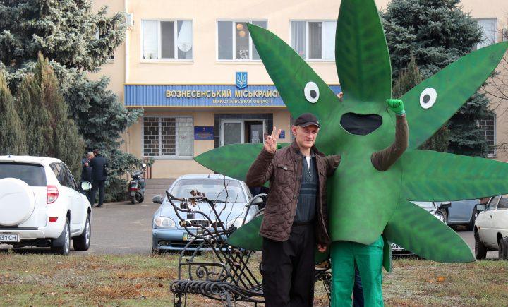 Суд виправдав українця, який вирощував коноплі для самолікування