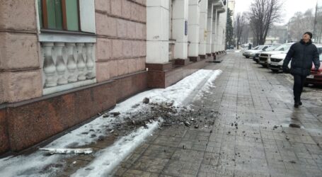 Хто буде відповідати, якщо мешканцю Кам’янського впаде на голову шматок будинку