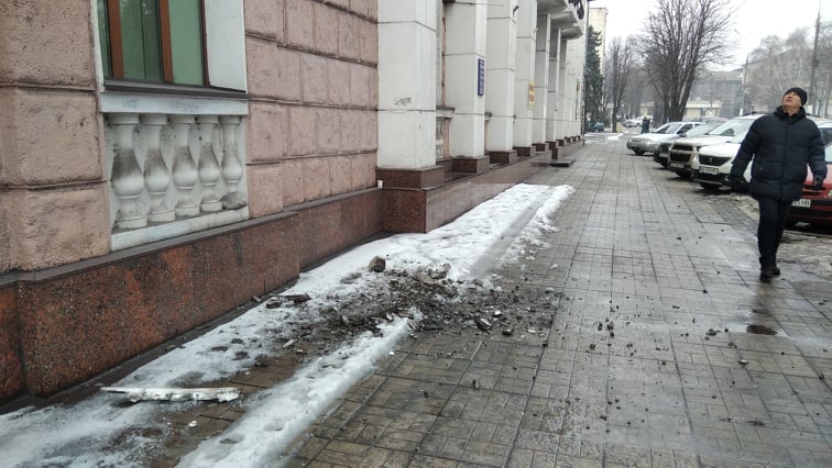Хто буде відповідати, якщо мешканцю Кам’янського впаде на голову шматок будинку