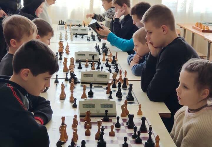 “Хід конем”: у Кам’янському змагалися юні шахісти