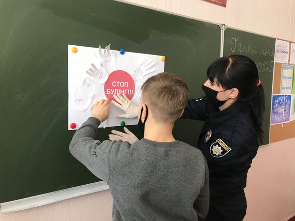 Поліцейські Кам’янського навчали підлітків протидіяти булінгу