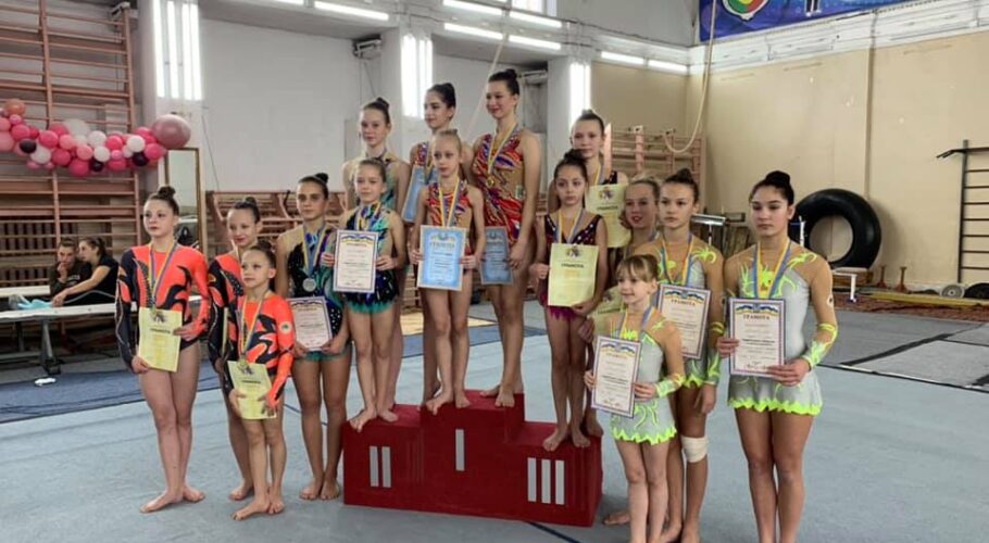 Каменские акробаты заняли призовые места на Чемпионате области