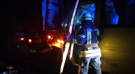На Дніпропетровщині внаслідок ДТП чоловіка заблокувало в понівеченому авто