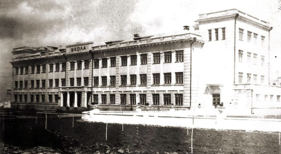 По дві нові школи на рік будували в радянському Дніпродзержинську