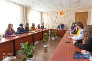 Мэр Каменского вручил награды участникам молодежной программы «Лідери змін» - ФОТО
