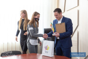 Мэр Каменского вручил награды участникам молодежной программы «Лідери змін» - ФОТО
