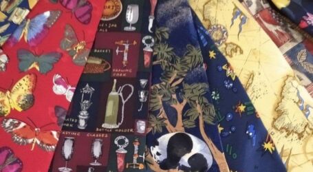 Виставка краваток в центральній бібліотеці Кам’янського