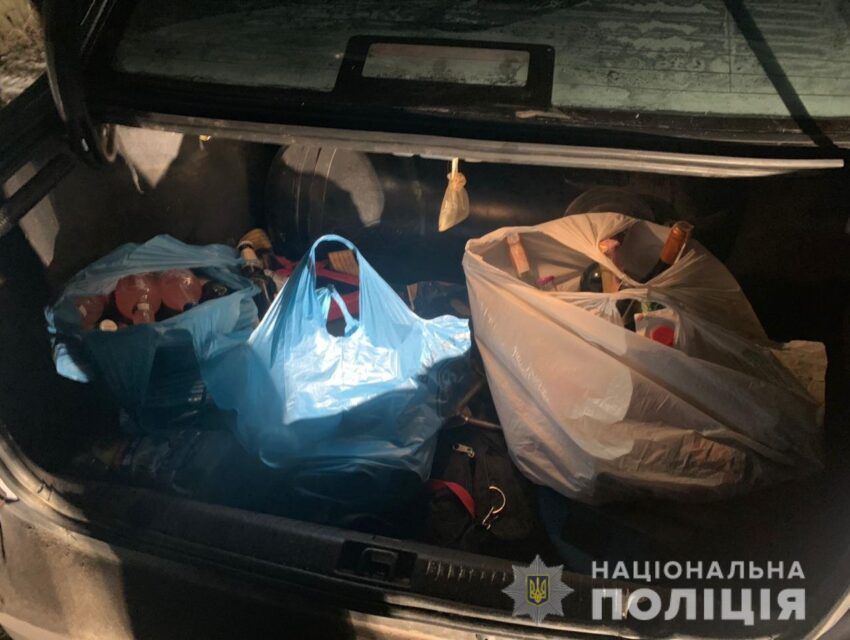 На Дніпропетровщині чоловіки розтрощили та пограбували магазин