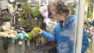 Підготовка до «весняного ярмарку квітів» в Кам’янському: орієнтація – на незаможного покупця - ФОТО