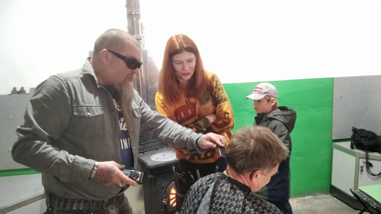В Кам’янському перукарі вчились робити чоловічі зачіски в польових умовах