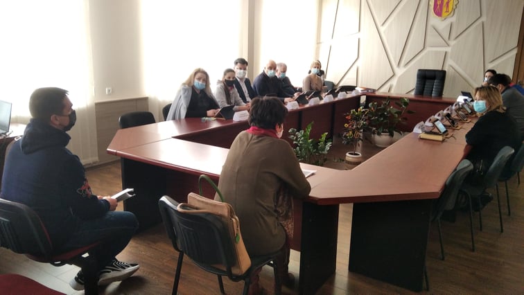 В Кам’янському штраф за неприбране листя призвів до конфлікту