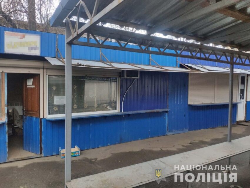 На Дніпропетровщині чоловік намагався пограбувати магазин, погрожуючи продавчині сокирою