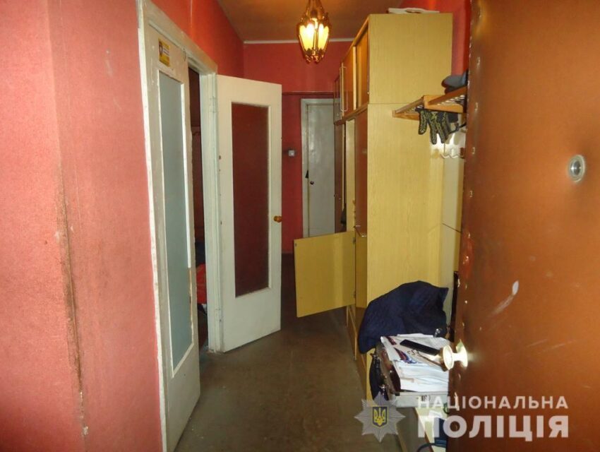 У Дніпрі чоловік побив знайомого, і залишив його помирати на сходах