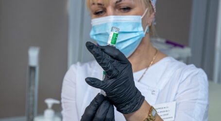 На Дніпропетровщині від COVID-19 вакцинували вже 830 медиків