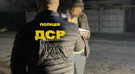 На Дніпропетровщині поліцейські затримали на хабарі одразу чотирьох посадовців