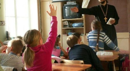 З наступного року школярів в Україні вчитимуть християнській етиці та моралі
