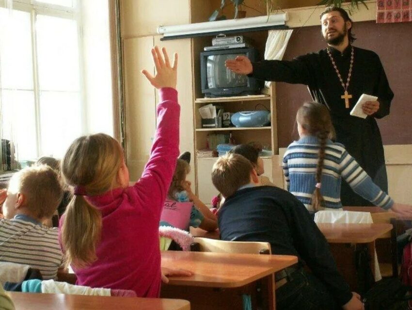 З наступного року школярів в Україні вчитимуть християнській етиці та моралі