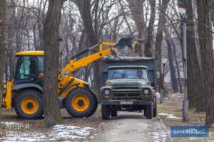 Кам'янське прибирають після осінньо-зимового періоду - ФОТО