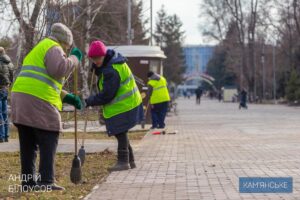 Кам'янське прибирають після осінньо-зимового періоду - ФОТО