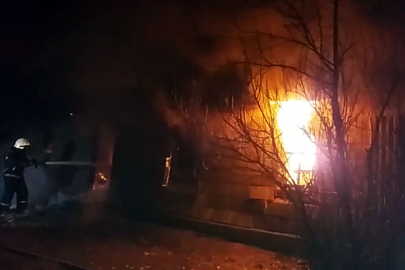 На Дніпропетровщині у палаючому будинку загинули троє людей
