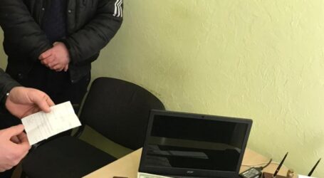 На Дніпропетровщині за закриття кримінального провадження чоловік пропонував 1000 доларів