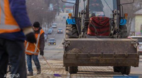 Кам’янське прибирають після осінньо-зимового періоду