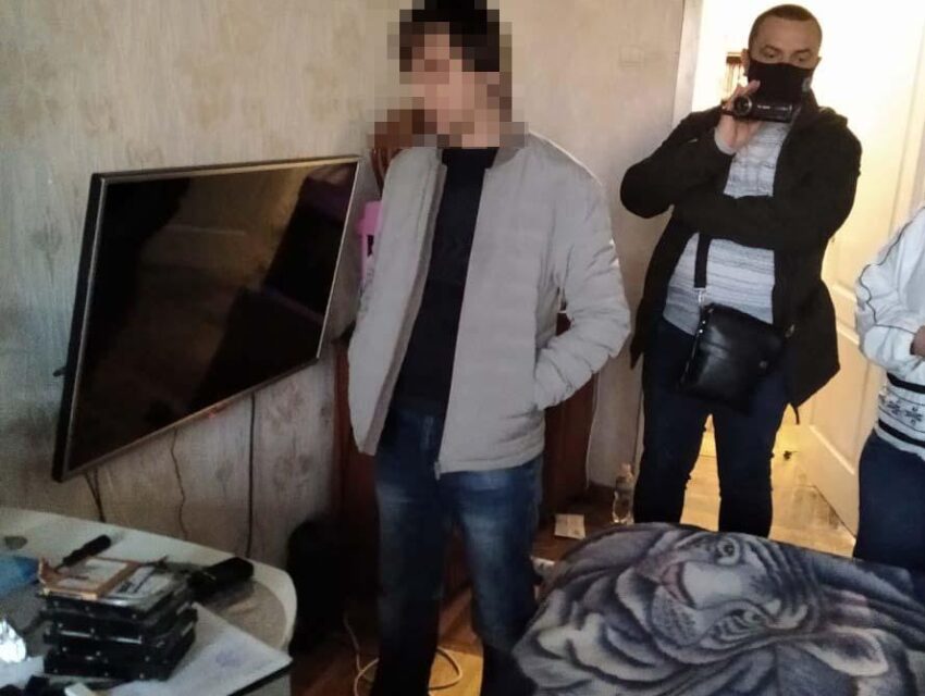 Поліція Дніпра затримала двох чоловіків за розповсюдження дитячої порнографії