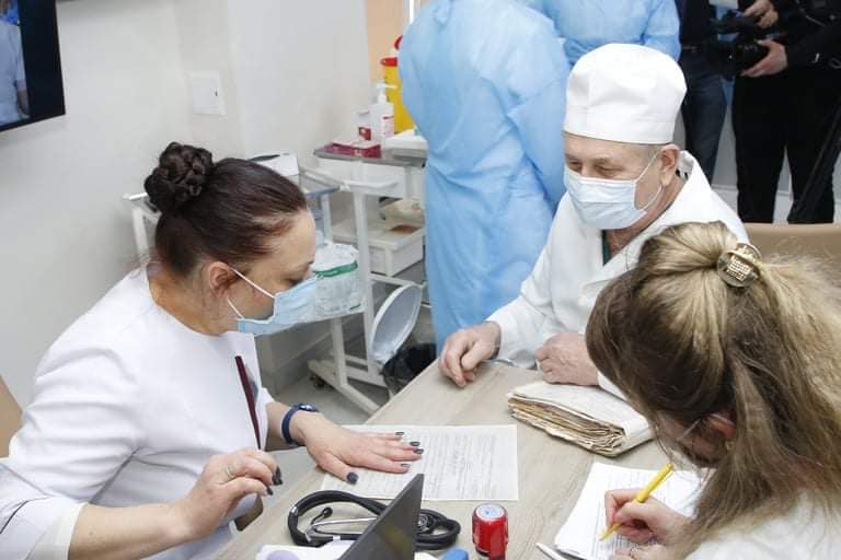 На лікарів Дніпропетровщини, які захворіли на коронавірус, виділили 11 млн грн