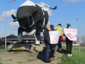 Батьки на трасі під Дніпром вимагали відновити ремонт школи в Кам’янському - ФОТО