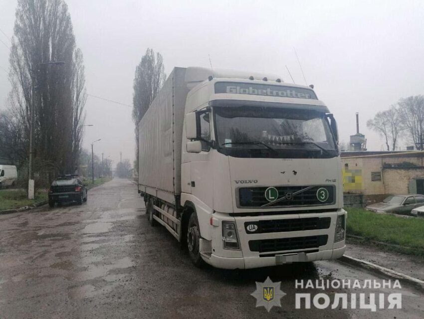 У Дніпрі іноземець поцупив гроші з вантажного автомобіля