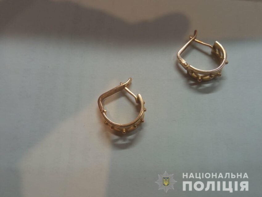 У Кам’янському грабіжник зривав з жінок золоті сережки