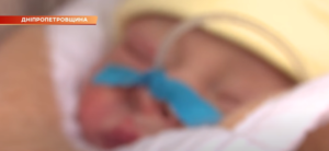 Кинутого в пакеті малюка із Кам'янського лікують у Дніпрі, і вже дали йому ім'я - ФОТО
