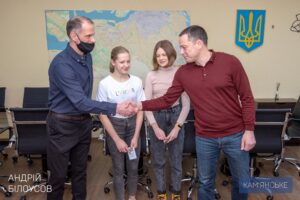 Мэр Каменского вручил удостоверения «Мастер спорта Украины» воспитанницам КДЮСШ «Проминь» - ФОТО