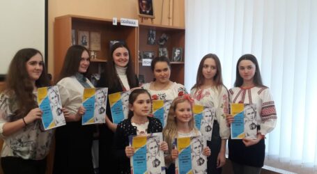 У Кам’янському визначились переможці поетичного батлу «Ти себе українкою звала»
