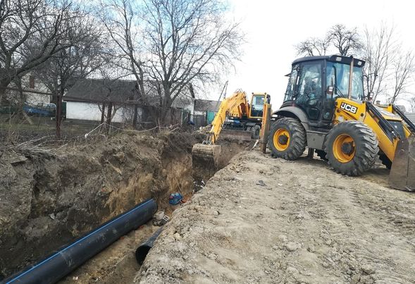 Кам’янський водоканал замінює водогін по вулиці Сурській