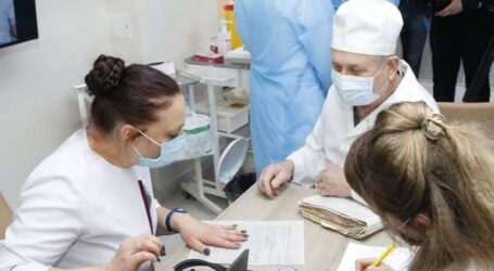 На лікарів Дніпропетровщини, які захворіли на коронавірус, виділили 11 млн грн