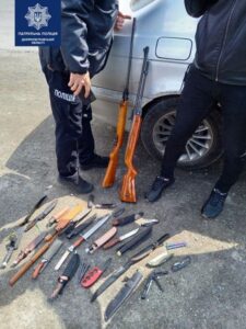 Під Кам'янським зупинили автомобіль з арсеналом зброї - ФОТО