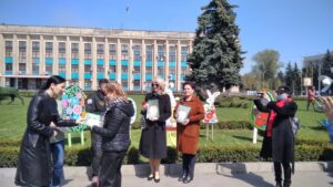 Центр Кам’янського прикрасили писанками з нагоди Великодня - ФОТО